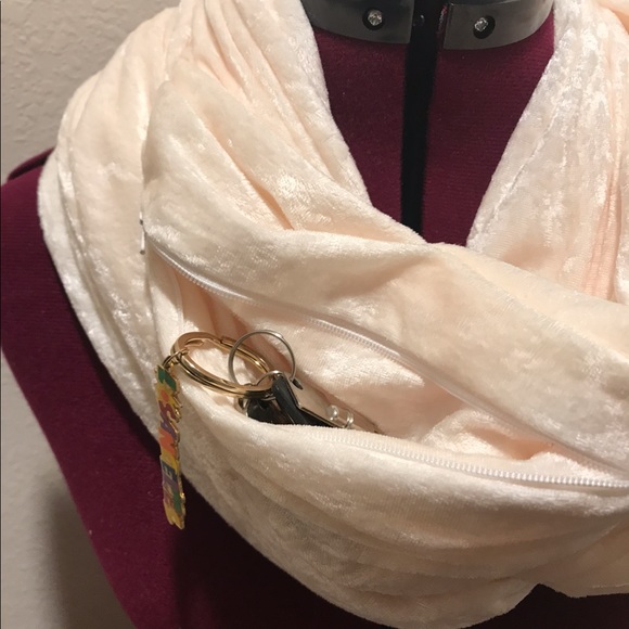 Handmade Infinity Scarf with a pocket - Picture 4 of 5